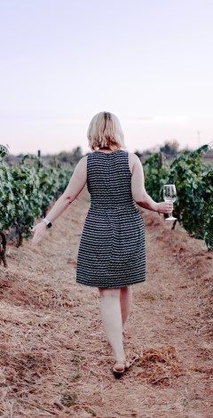 femme marchant dans un vignoble